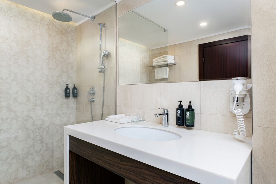 2-Bedroom Presidential Suite, 1 King Bed, 2 Single Beds