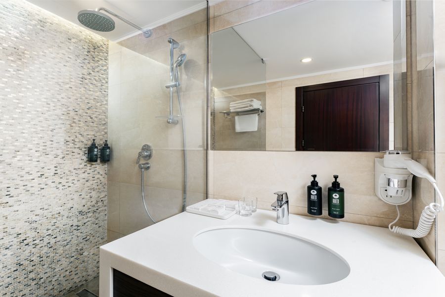 2-Bedroom Presidential Suite, 1 King Bed, 2 Single Beds